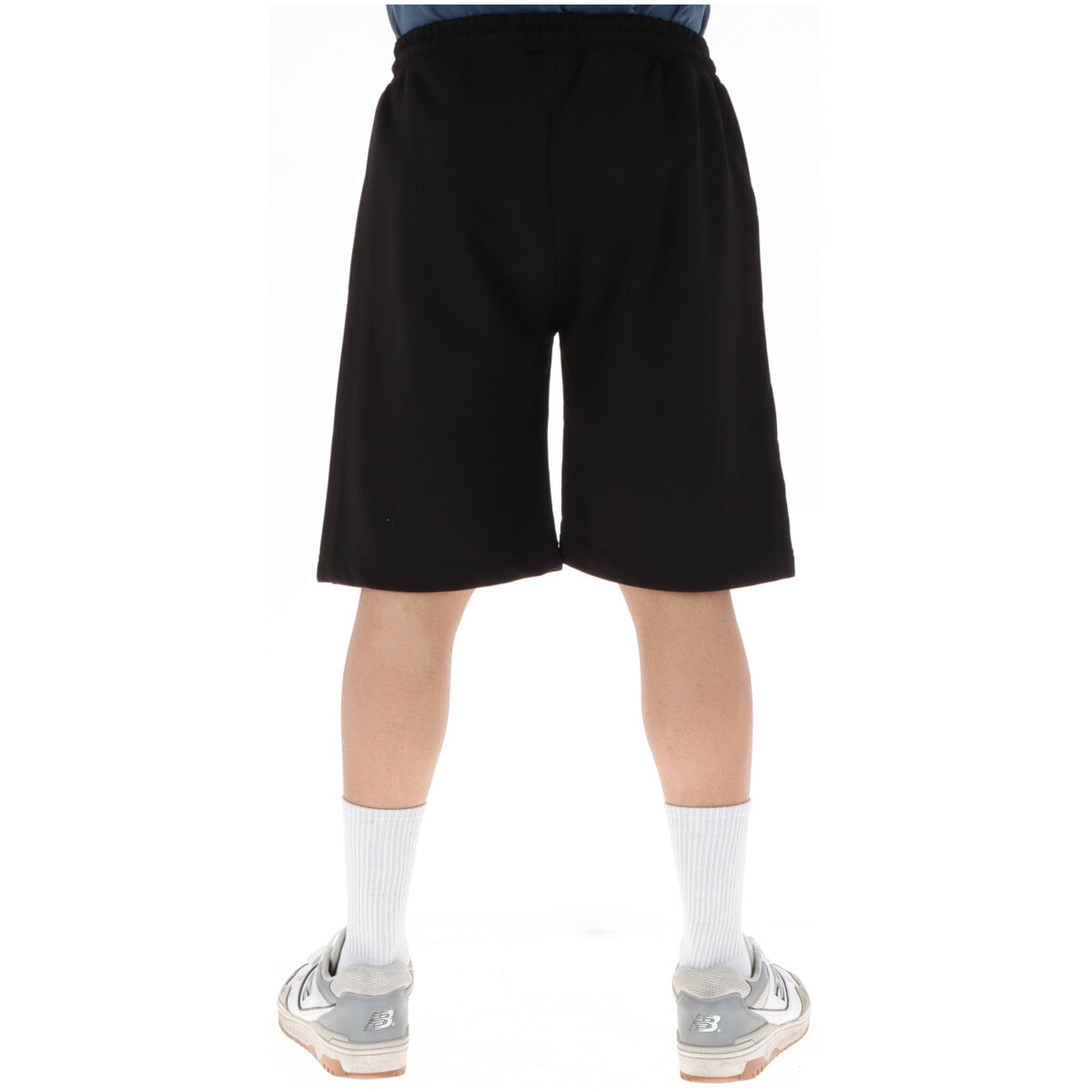 Bermuda ICON Gold Logo; 87% Cotone, 13% Poliestere. Nero con stampa oro laminata, vita con lacci, tasche a filo. Short uomo eleganti e sportivi, Made in Italy, stagione PE26. Vista posteriore 