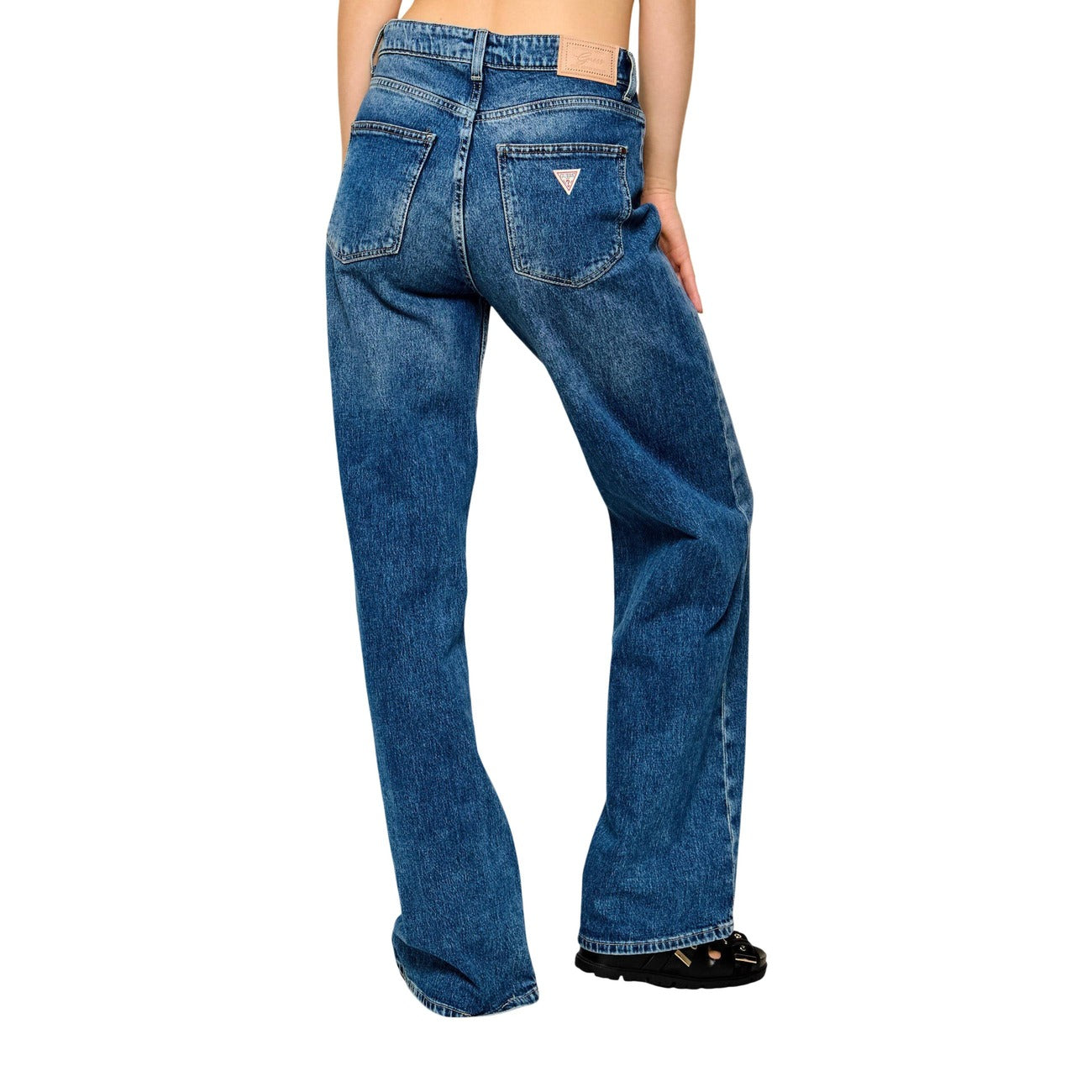 Jeans Guess wide leg blu donna W6YA1A D1339. Jeans a gamba larga e vita alta da donna in puro cotone blu, modello mom fit regular con 5 tasche e cerniera zip frontale, abbigliamento casual 4 stagioni.