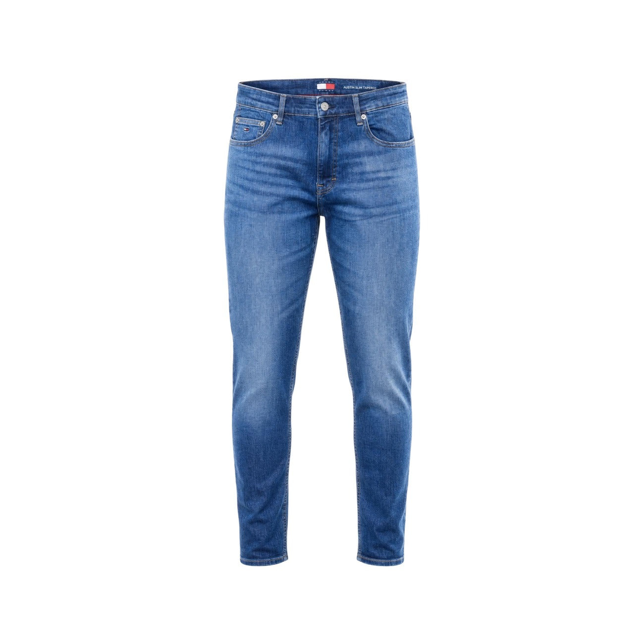 Jeans denim Blu scuro Uomo Tommy Hilfiger Austin Slim Tapered; Tessuto 100% cotone a cinque tasche con vita regular e chiusura a zip. Taglio affusolato con patch logo posteriore, stile casual per 4 stagioni. Vista frontale Stesa