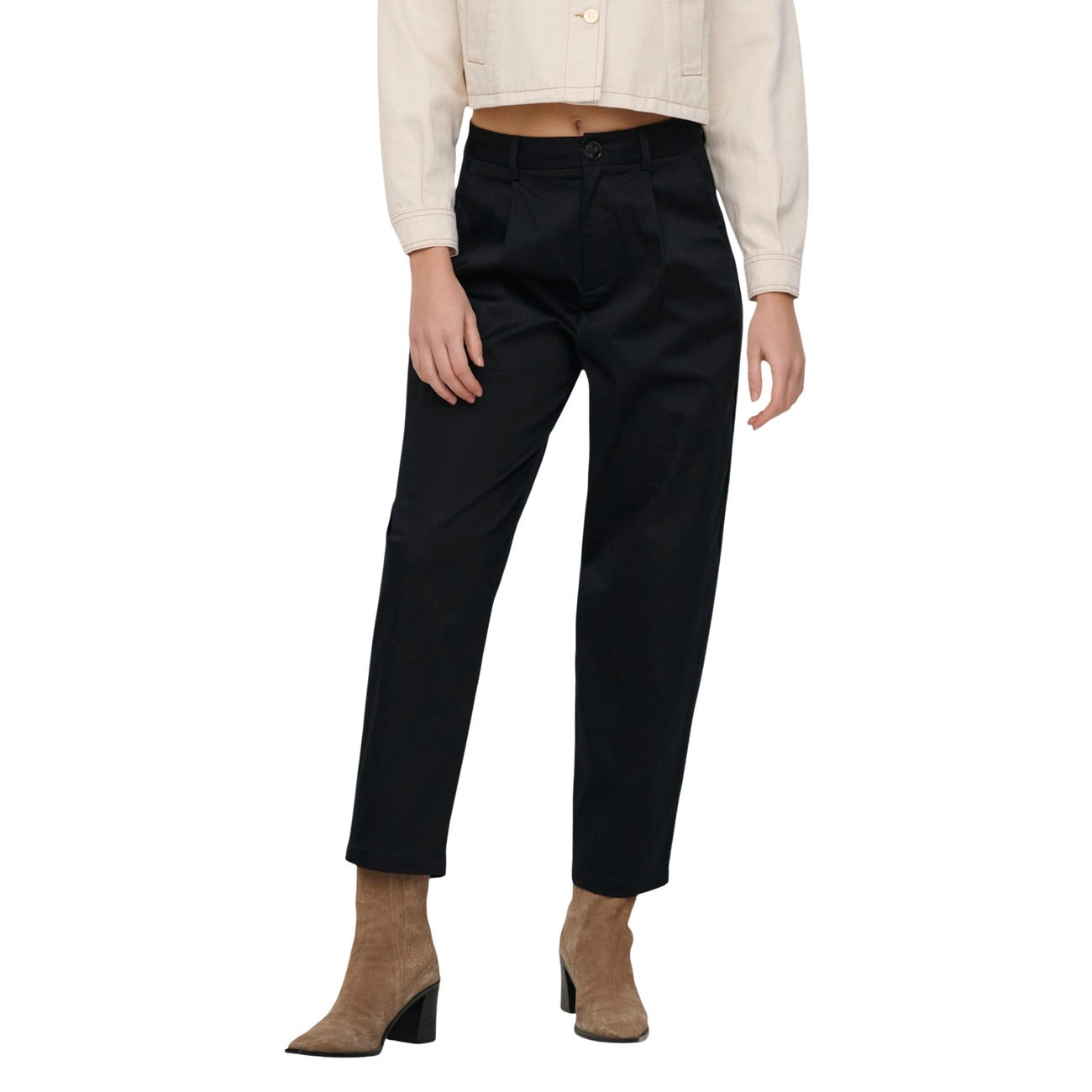 Pantaloni Barrel Chino Only; nero. Taglio cropped alla caviglia, piega centrale, tessuto stretch resistente. Vestibilità contemporanea e confortevole. Il passe-partout 4 stagioni per ogni occasione.