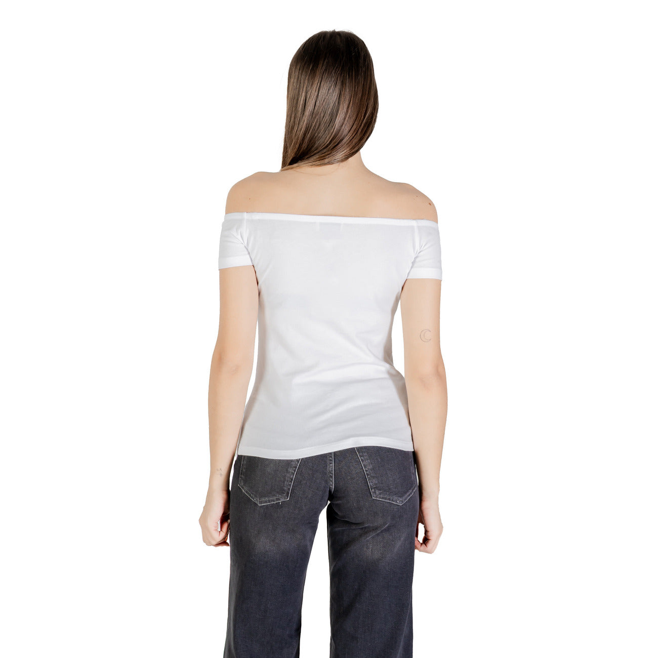T-shirt Calvin Klein Jeans MONOGRAM OFF SHOULDE donna bianca maniche corte scollo a barca 95% cotone 5% elastan - vista posteriore retro indossata da modello
