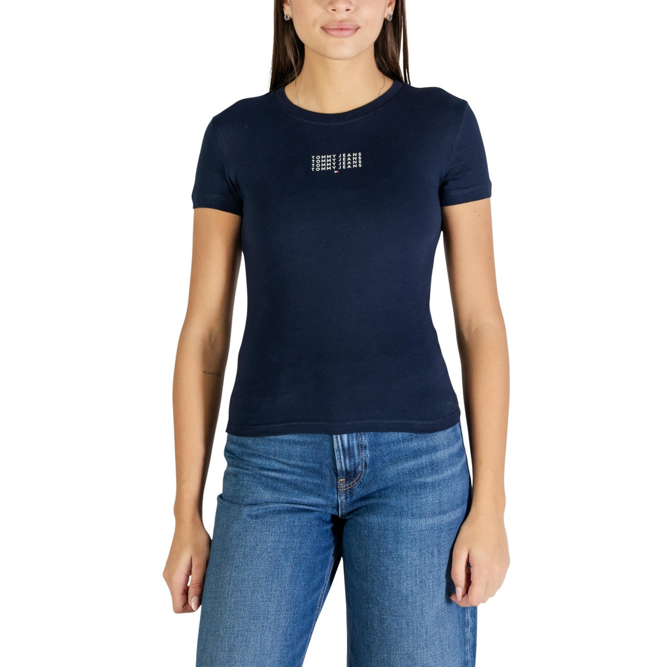 T-shirt Tommy Jeans DW0DW21841; 100% Cotone Rigenerato. Taglio regular, logo minimal stampato, jersey naturale. Maglia donna eco-friendly, versatile e traspirante per la PE26. Colore blu vista frontale 