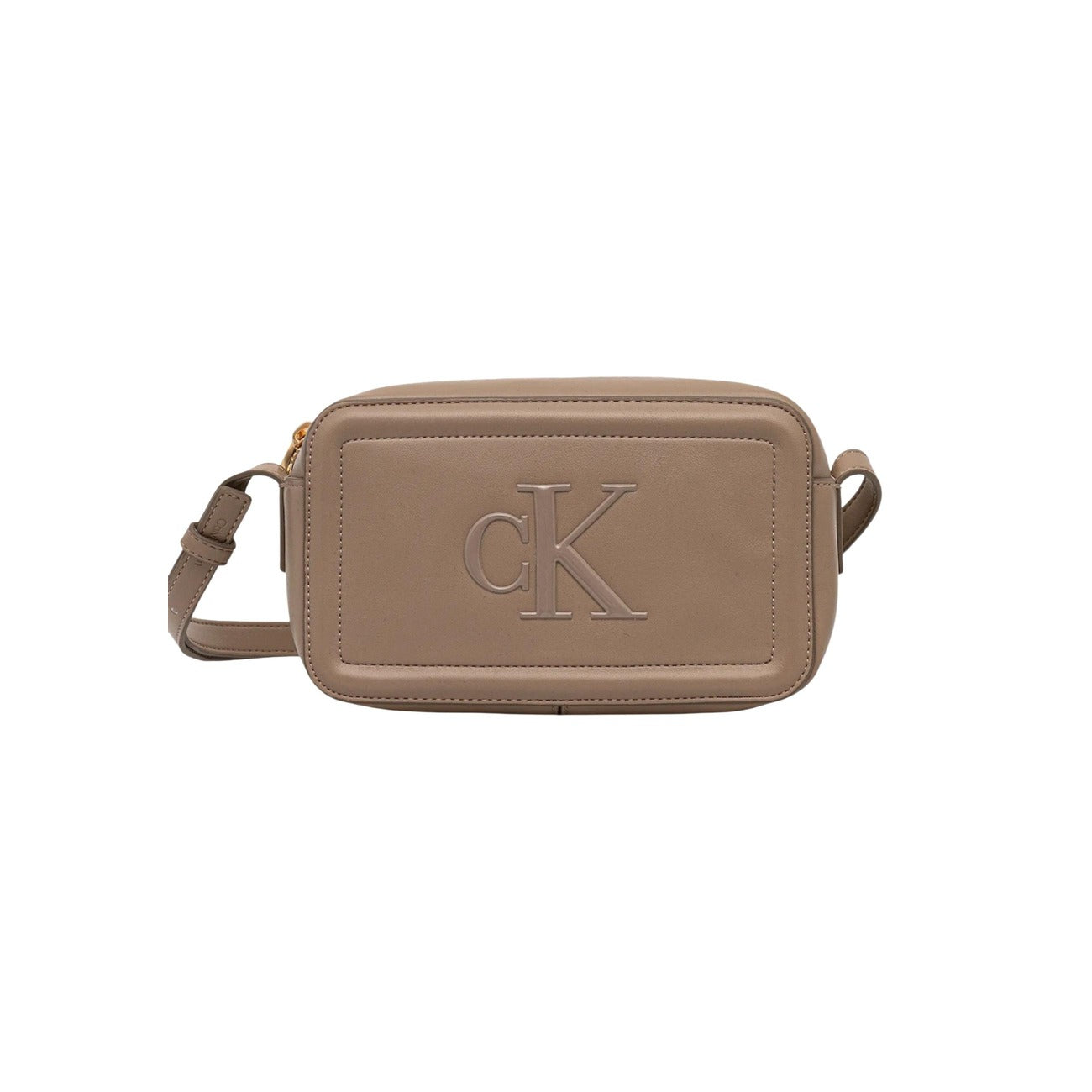 Calvin Klein Camera Bag Bold CK; borsa piccola nera in ecopelle beige con logo monogramma 3D. Pratica chiusura a cerniera e tracolla adattabile per un look urban sofisticato. Vista frontale 