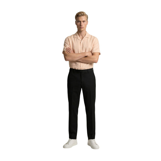 Pantaloni Slim Neri Gianni Lupo; Tessuto Stretch Premium. Piega centrale, vestibilità aderente, chiusura classica. Eleganti, resistenti e confortevoli. Il pantalone nero definitivo per la tua mezza stagione. Figura intera frontale 