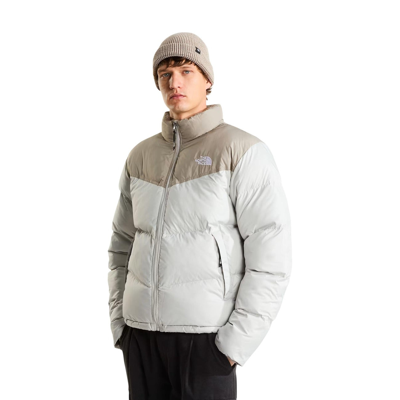 Giubbotto The North Face Saikuru uomo Cumulus Cloud Stone Slab. Giacca corta squadrata antivento da uomo grigio chiaro con imbottitura ecologica in poliestere riciclato, collo alto, tasca interna al petto e polsini elasticizzati, giubbotto invernale outdoor.