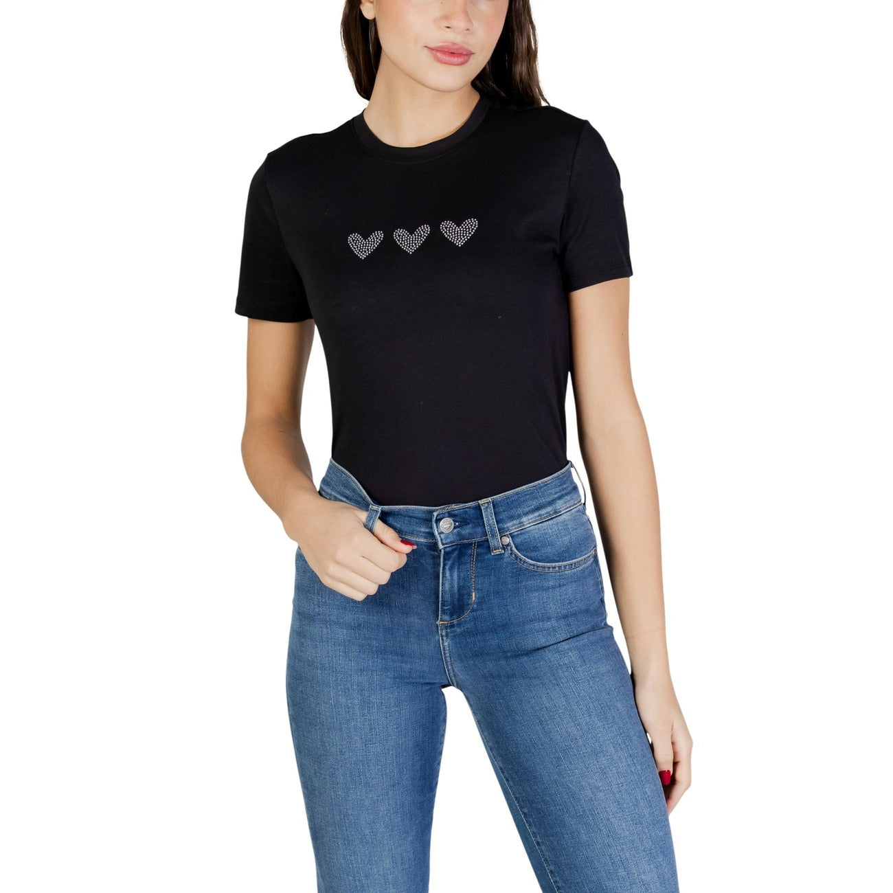 T-shirt Only donna nera con applicazioni cuori manica corta scollo tondo 100% cotone - vista frontale indossata da modello figura intera

