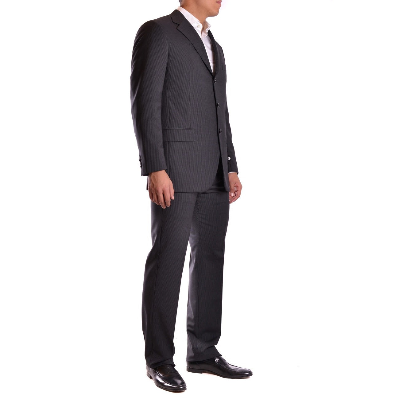 Abito Burberry Uomo Nero Gessato; Lana e Mohair. Giacca 3 bottoni, pantalone dritto, Made in Italy. Tessuto antipiega e traspirante. Perfetto per business e cerimonie. Vista laterale 