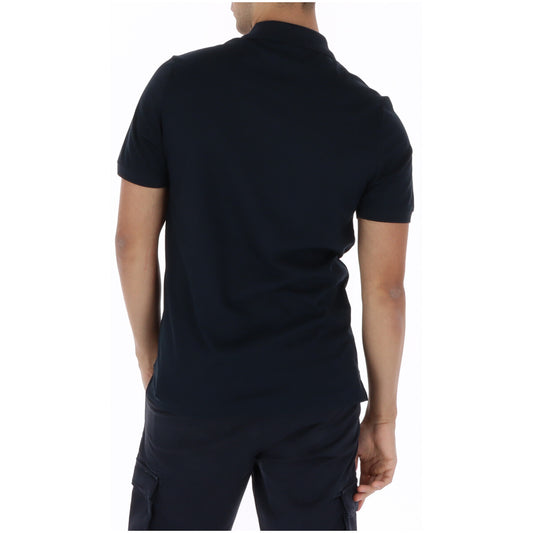 Polo Lyle & Scott SP2409V; 97% Cotone, 3% Elastan. Colore blu, abbottonatura a contrasto, fit regolare. Maglia uomo elastica e traspirante con logo ricamato per la PE26. Vista posteriore 