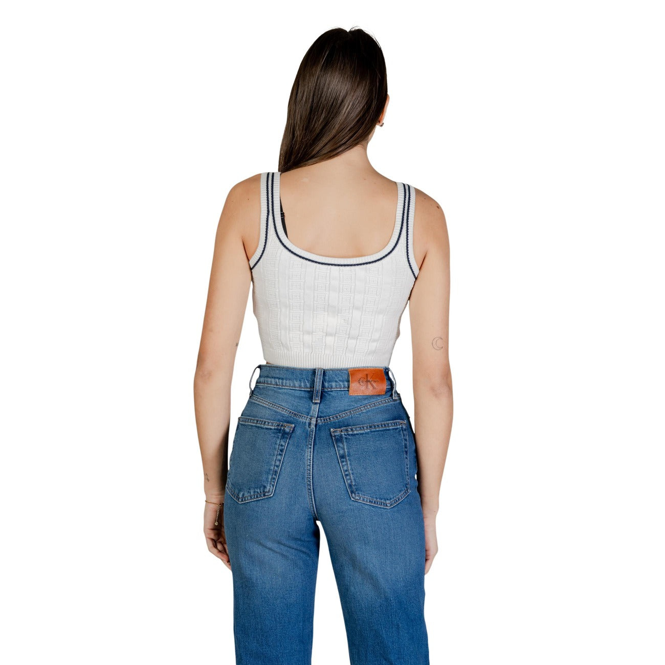 Crop Top Tommy Jeans; Bianco. 88% Cotone Organico. Maglia intrecciata con bandierine all-over, profili a contrasto e scollo ovale. Taglio corto e aderente, stile preppy moderno. Posteriore 