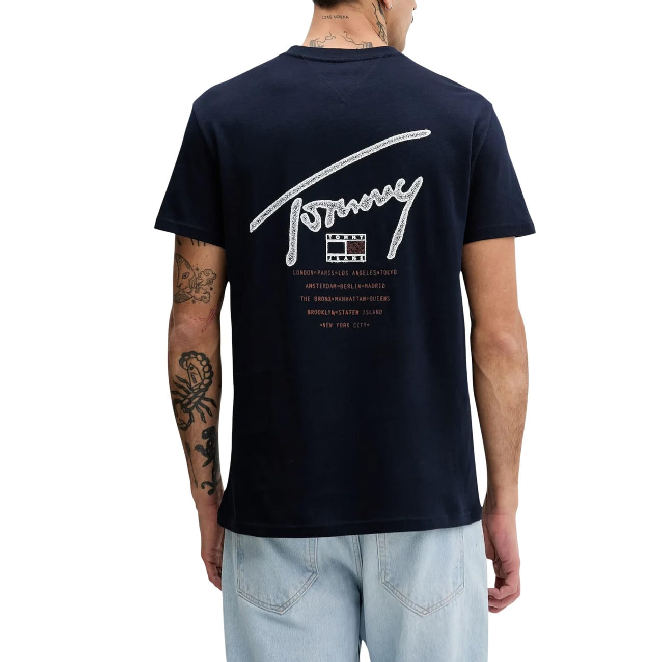 T-shirt Tommy Jeans Graffiti; 100% Cotone. Logo firma oversize sul retro, branding sul petto, vestibilità regular. T-shirt uomo fresca e traspirante dal design urban-art. Colore blu scuro vista posteriore 