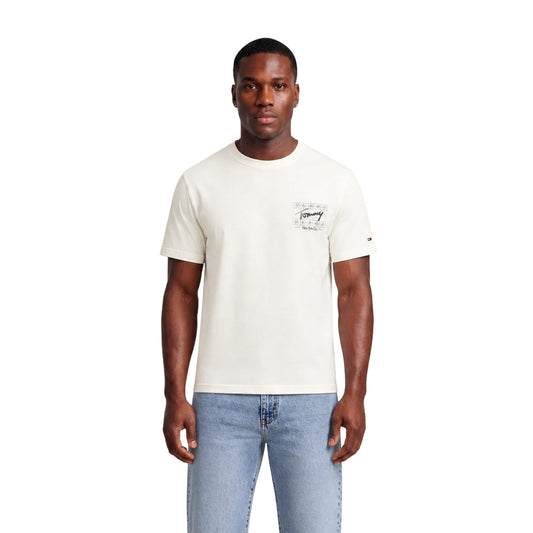 T-shirt Uomo Bianca Tommy Hilfiger Jeans; Cotone Rigenerato. Taglio regular fit, scollo a girocollo e maniche corte. Stampa grafica 'New York City' fronte/retro e micro bandierina sulla manica, stile casual leggero. Vista frontale 