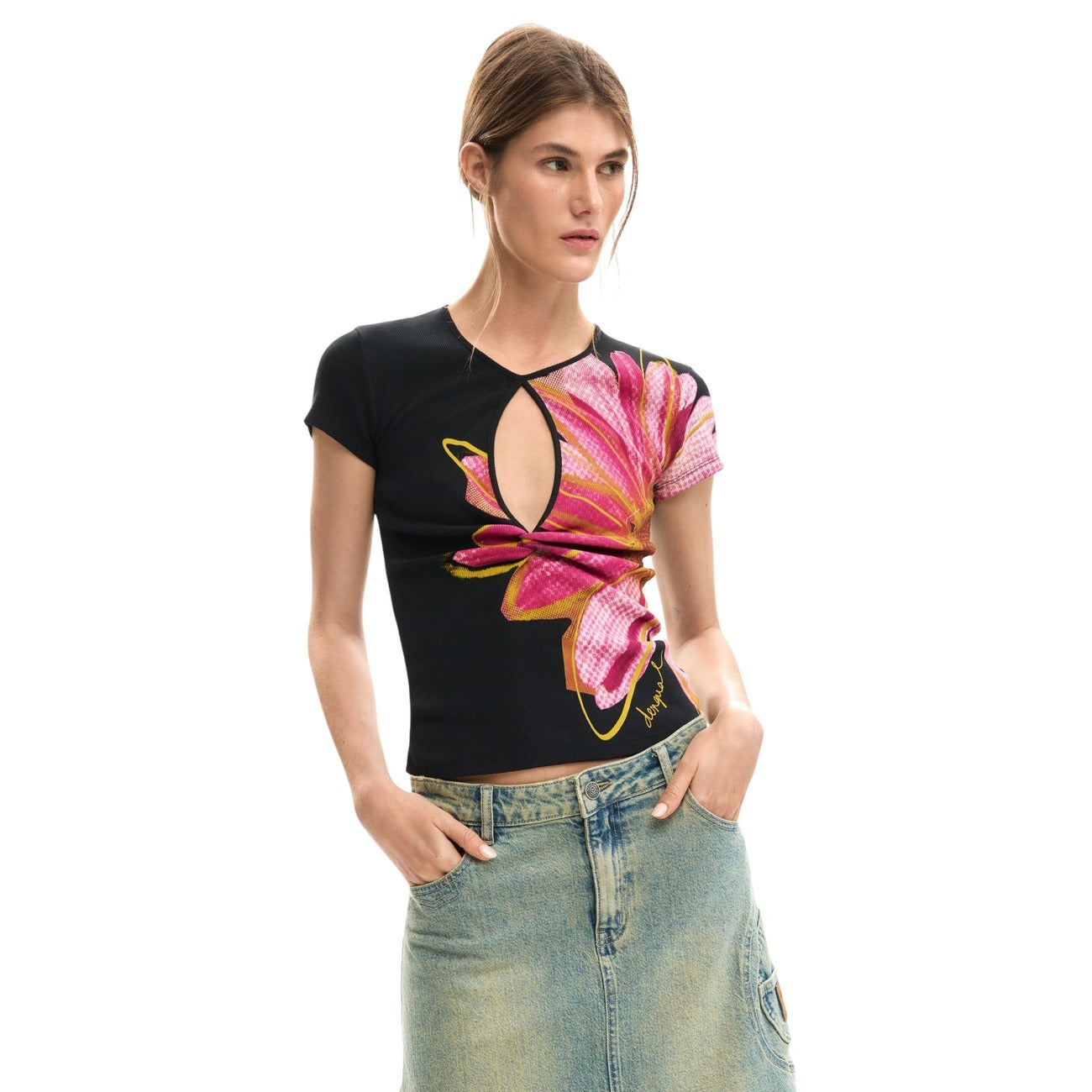 Desigual t-shirt maniche corte Realizzata con il 95% di cotone e il 5% di elastam/lycra, questa maglietta garantisce una vestibilità confortevole e una leggera elasticità che valorizza la silhouette