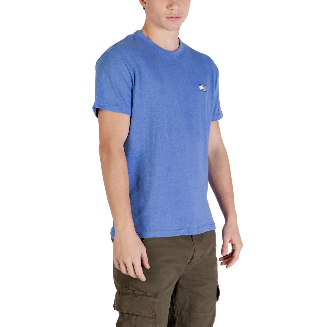 T-shirt Tommy Jeans Blu; 60% Cotone Rigenerato, 40% Poliestere Riciclato. Logo ricamato, maniche corte, vestibilità regular. Capo sostenibile ideale per tutte le stagioni, stile casual iconico. Vista laterale 