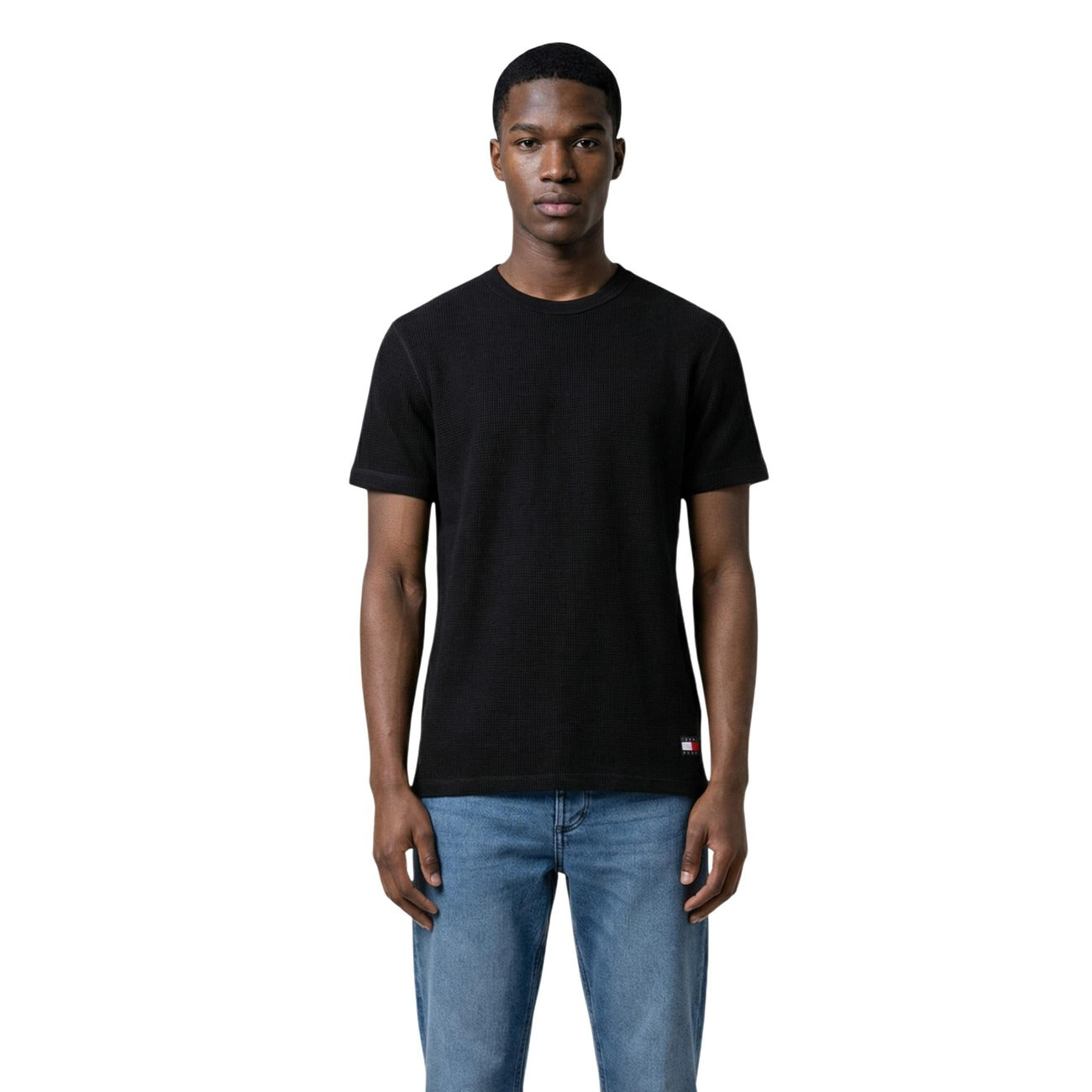 Tommy Hilfiger Jeans T-Shirt nera REGULAR FIT maniche corte Uomo. Realizzata 60% cotone organico e 40% poliestere. Vista frontale 