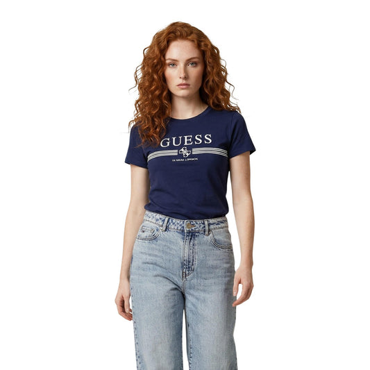Guess Siena SS CN Tee; blu con stampa logo, 95% cotone e 5% elastam. La t-shirt stretch morbida e raffinata per la stagione estiva. Vista frontale 