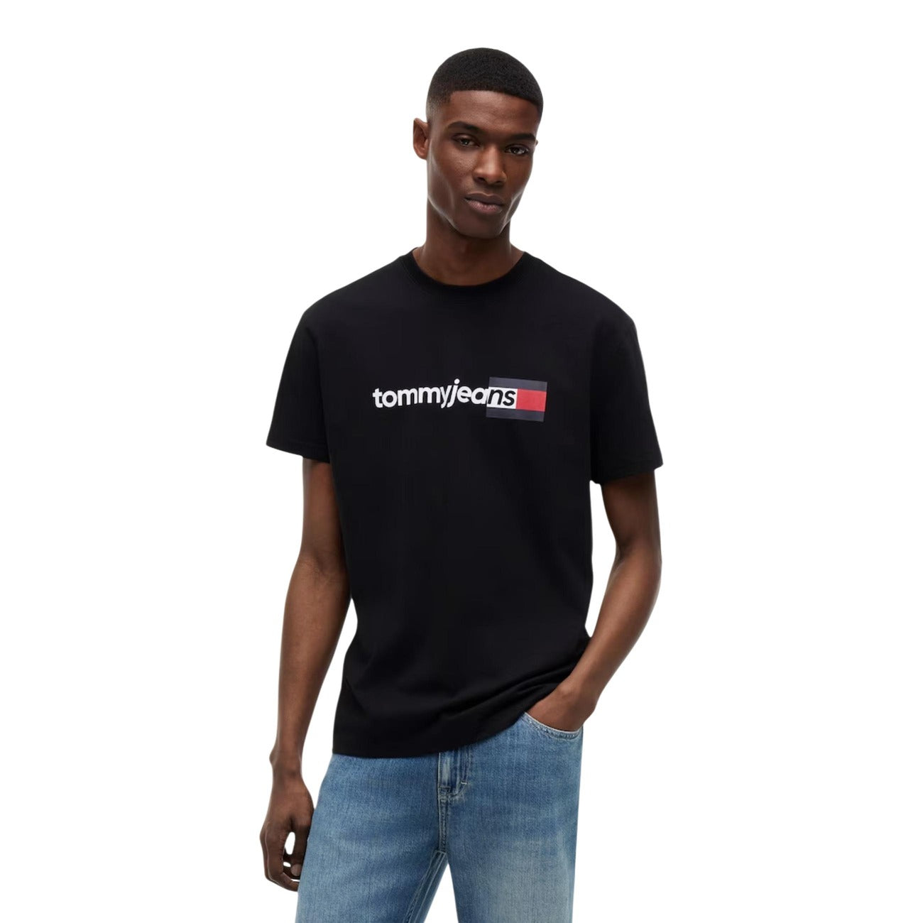 T-shirt Nero Tommy Jeans; Logo Print. 100% Cotone Rigenerato. Regular fit, girocollo, stile casual sostenibile. Leggera, traspirante e iconica. Frontale 