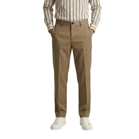 Pantaloni Slim Beige Gianni Lupo; Tessuto Stretch Premium. Piega centrale sartoriale, vestibilità aderente e flessibile. Eleganti, leggeri e resistenti. Il pantalone beige essenziale per la mezza stagione. Frontale 