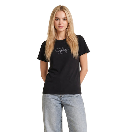 T-shirt Donna Nera Calvin Klein Jeans; 100% Cotone. Taglio classico regolare, maniche corte e scollo tondo. Stampa frontale con raffinata grafia logo a contrasto, tessuto leggero stile casual-urban. Vista frontale 