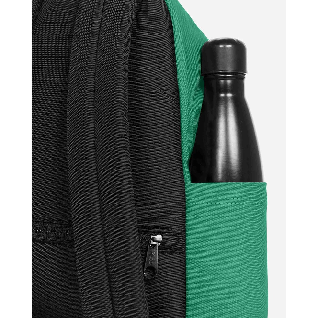 Zaino Eastpak Padded Pak'r Tech verde; 40x30x18 cm. 100% nylon idrorepellente, scomparto imbottito laptop 14" e tasca posteriore antifurto. Doppie tasche laterali e spallacci imbottiti regolabili. Vista posteriore laterale  