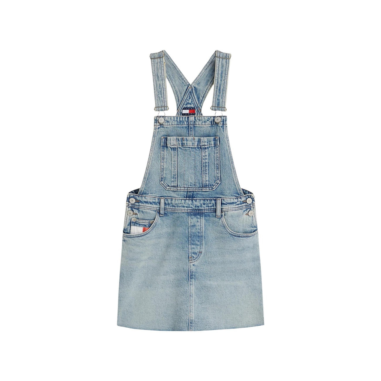 Abito salopette jeans Tommy Jeans donna modello DW0DW228741AB. Vestito corto in denim chiaro regular fit a cinque tasche con bretelle e bottoni metallici, tasca sul petto con mini bandiera logo Tommy, stile casual e streetwear in cotone biologico.