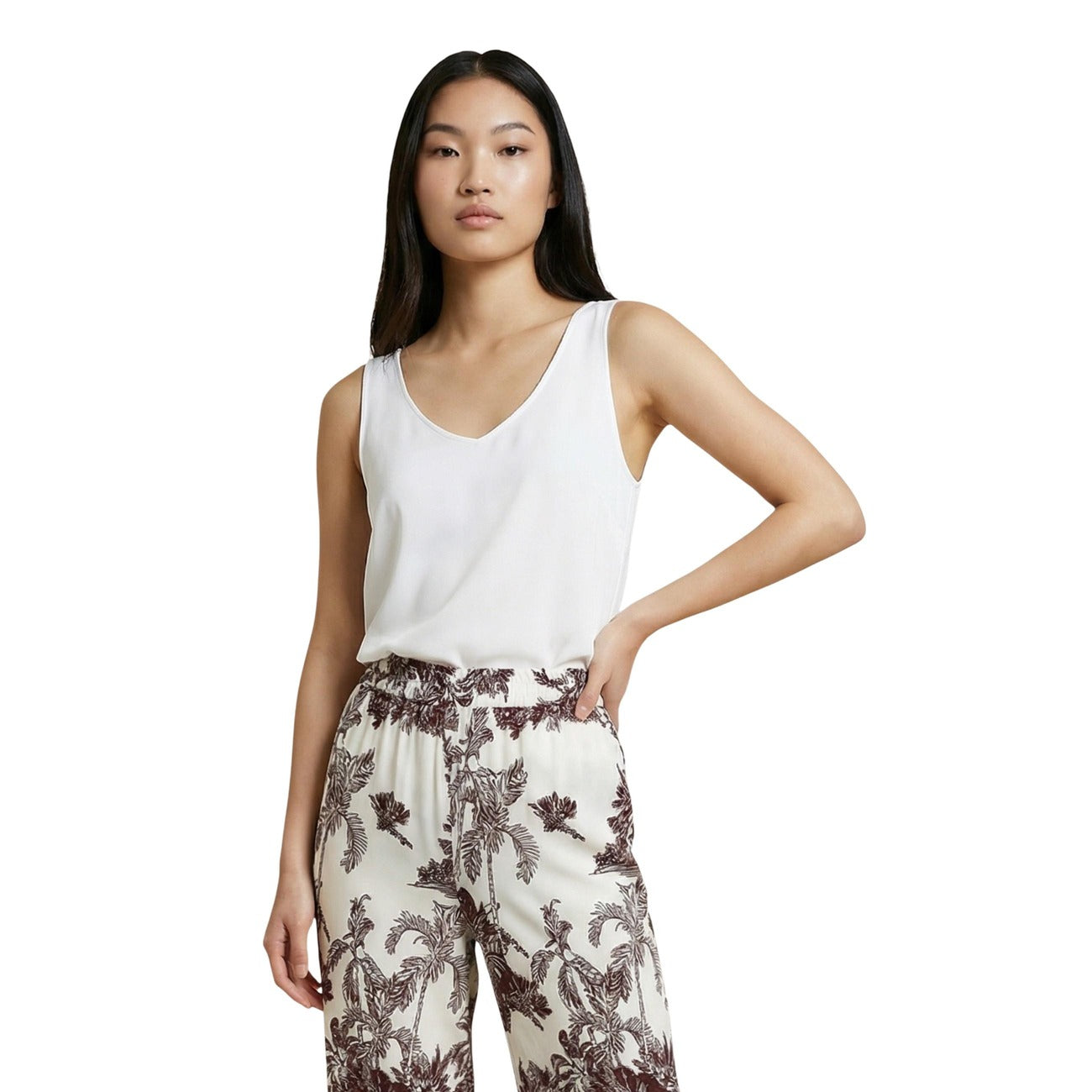 Artigli Canotta bianca con scollo in raso; top basic-chic senza maniche, linea essenziale e femminile, un must-have versatile per completare outfit office e casual. Vista frontale 