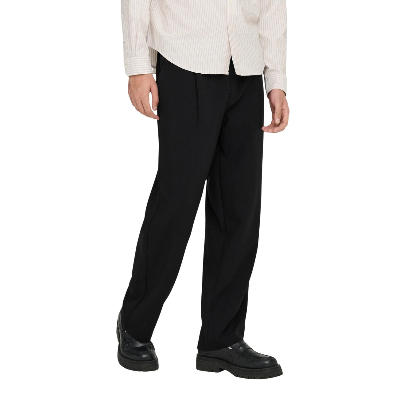 Pantaloni neri loose fit Only & Sons Onswill con coulisse e pieghe frontali, realizzati in poliestere riciclato e viscosa, ideali per look da ufficio rilassato.