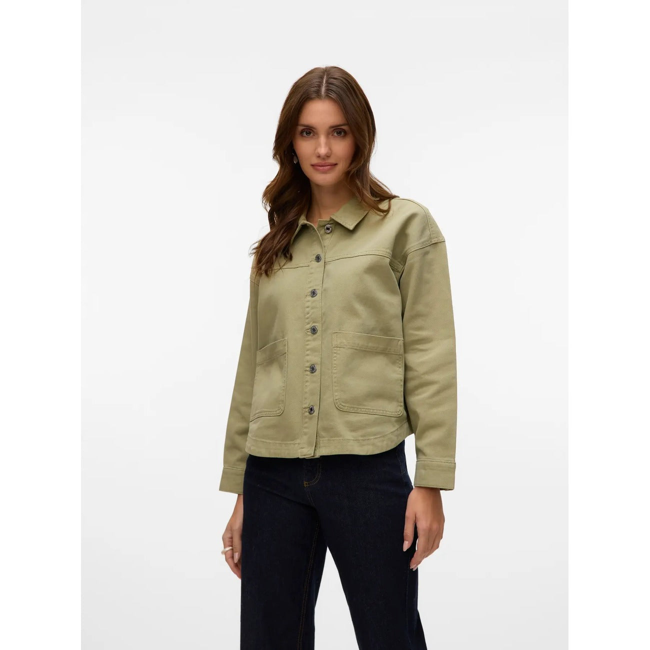 Giacca Camicia Donna Verde Vero Moda Shacket; Tessuto fresco 100% cotone biologico con chiusura a bottoni. Tasche frontali, colletto alla francese e polsini regolabili, stile casual per la mezza stagione. Frontale 