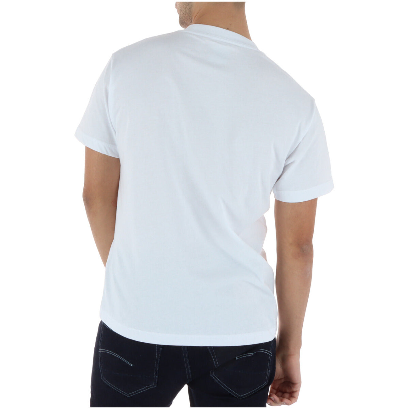 Vans Classic Logo Tee; Bianco con stampa nero, 100% cotone, lavaggio 30°C. La t-shirt simbolo dello streetwear mondiale. Vista posteriore