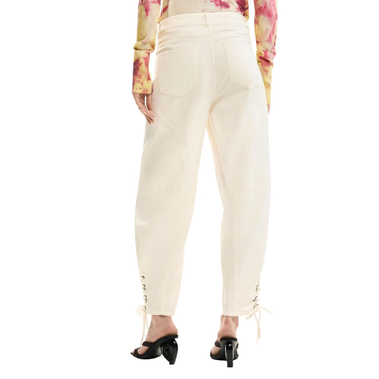 Pantalone lungo in cotone con tessuto bianco liscio, vita con bottone e cerniera e chiusura regolabile sul fondo tramite lacci. Design con pinces frontali e tasche laterali a vista.
Vista posteriore 