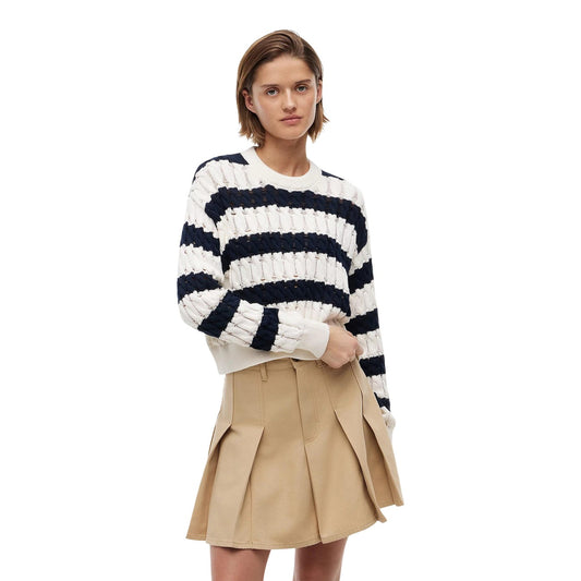 Maglione Tommy Jeans donna blu scuro DW0DW22926. Pullover in maglia intrecciata a trecce in cotone biologico, vestibilità ampia con girocollo e logo bandiera sulla manica, abbigliamento donna autunno inverno.