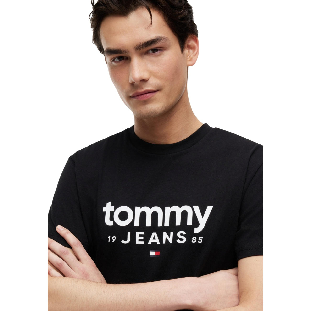 T-shirt Nero Tommy Jeans; Maxi Logo. 100% Cotone Rigenerato. Regular fit, maniche corte, design iconico e sostenibile. Ideale per jeans e look sportivi.