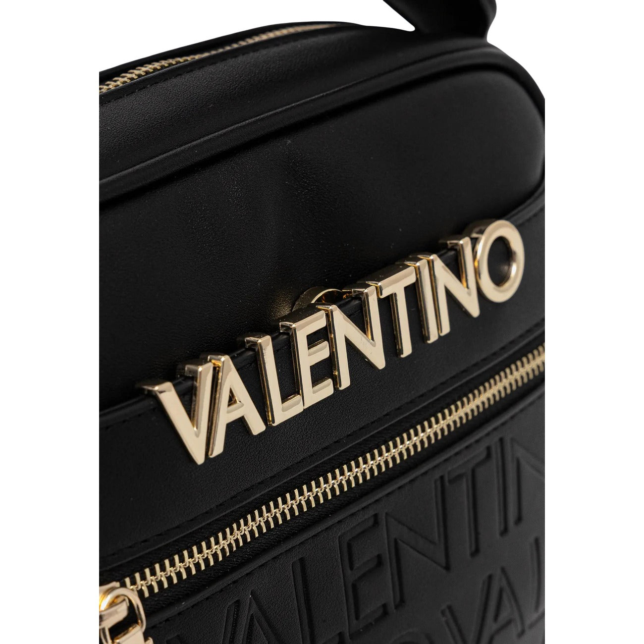 Borsa Media Nera Donna Valentino Bags Cora; Misure 8x16x8 cm. Tessuto 100% poliuretano stile camera bag con tasca frontale e chiusura a zip. Tracolla ampia in nastro regolabile con scritte logo, stile casual 4 stagioni. Dettaglio logo 