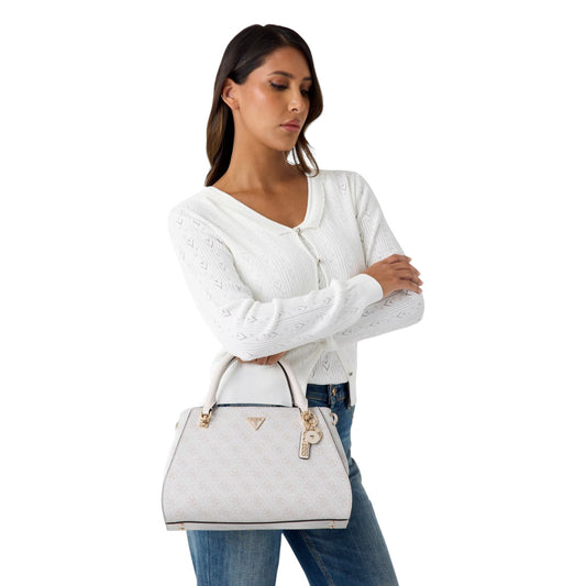 Borsa Satchel Bianca Grande Donna Guess Noelle II; Misure 31x20x13 cm. Tessuto 100% poliuretano con stampa logo, doppi manici, tracolla rimovibile e chiusura con cerniera. Triangolo logo in metallo dorato e tasca posteriore, stile elegante Primavera-Estate. Indossata da modella 