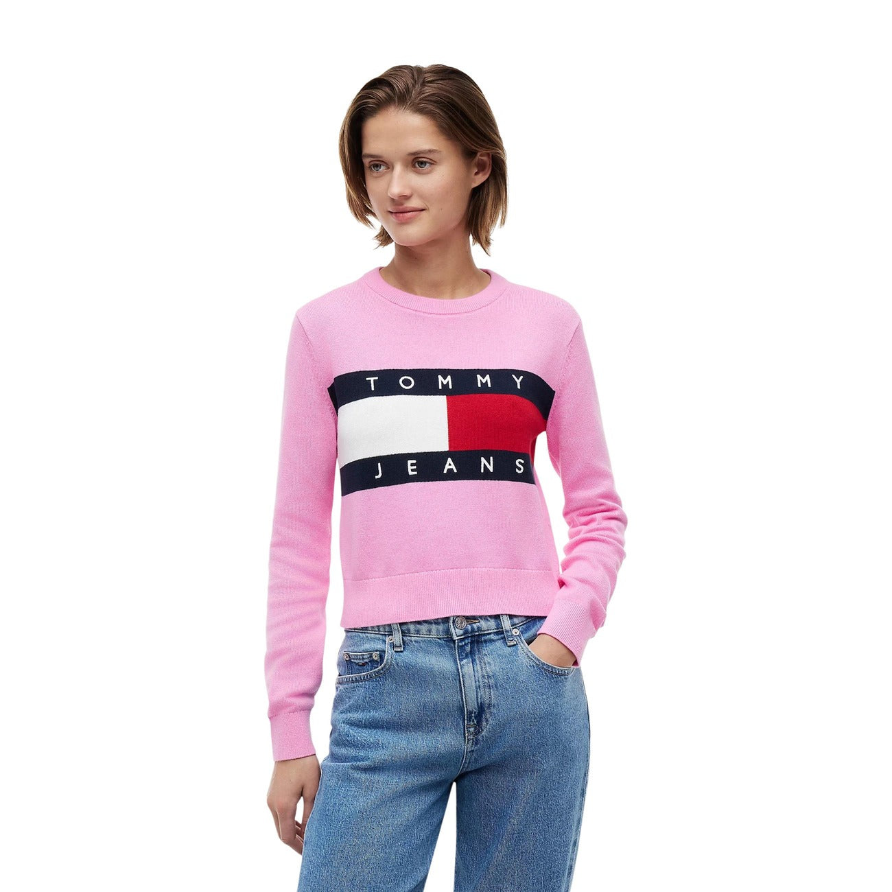 Maglia Tommy Jeans donna rosa DW0DW22930. Pullover girocollo in 100% cotone biologico con logo flag oversize intarsiato sul petto, vestibilità regular e spalle calate, abbigliamento donna autunno inverno.
