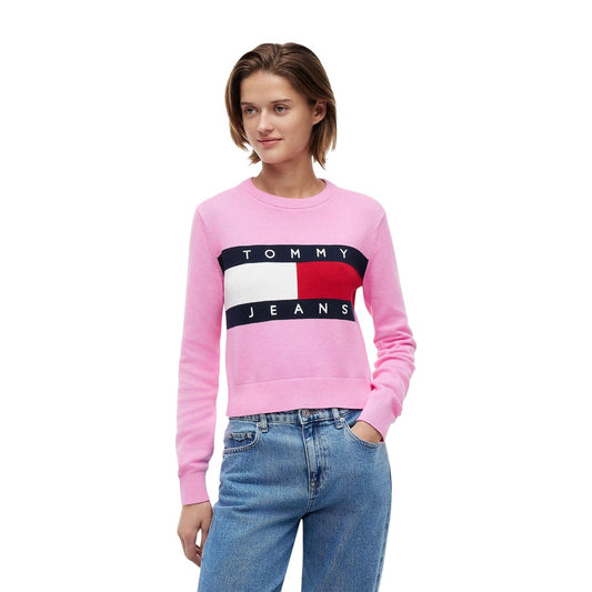 Maglia Tommy Jeans donna rosa DW0DW22930. Pullover girocollo in 100% cotone biologico con logo flag oversize intarsiato sul petto, vestibilità regular e spalle calate, abbigliamento donna autunno inverno.