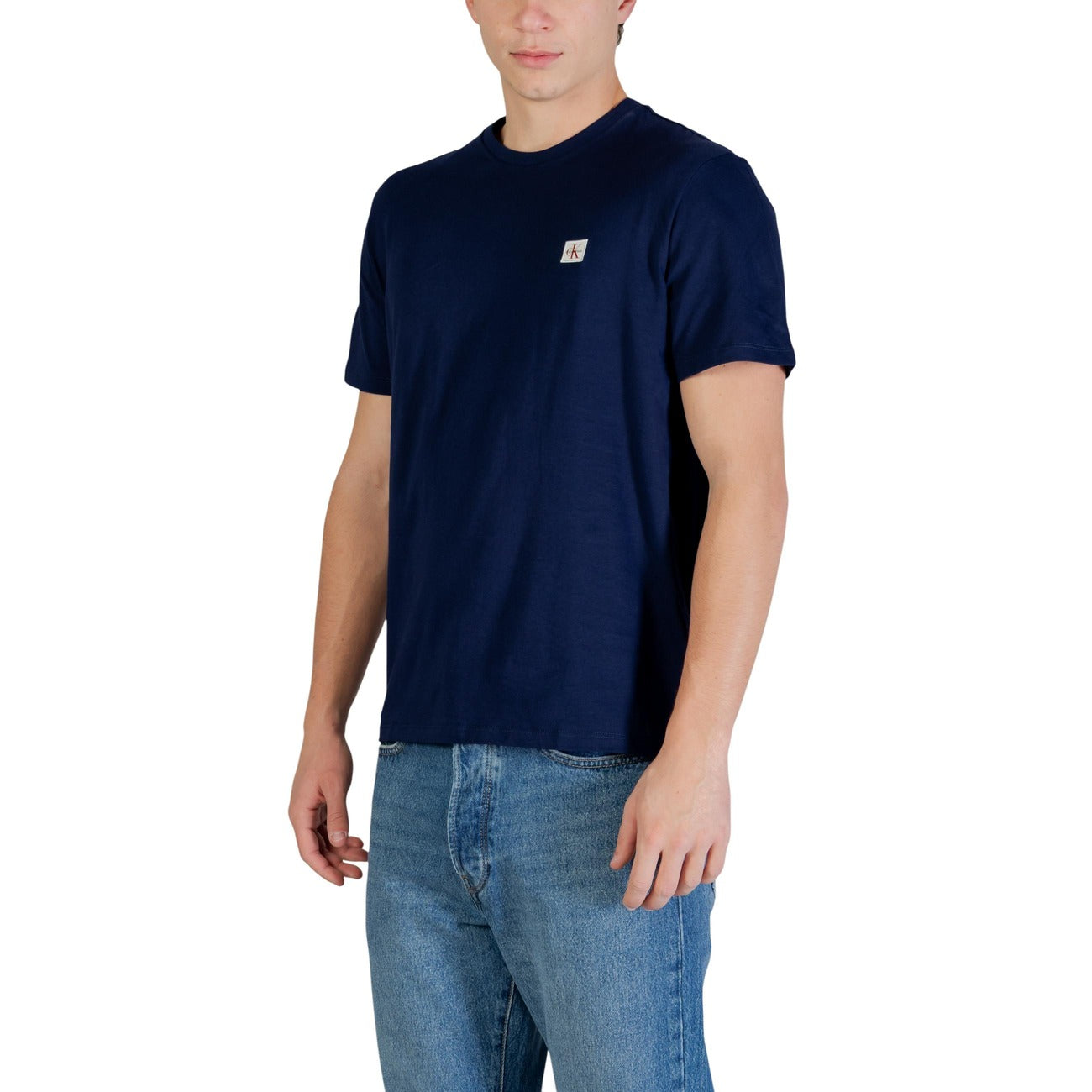 T-shirt CK Jeans SS Badge; 100% Cotone. Regular fit, patch logo sul petto, maniche corte. Comfort superiore e stile minimalista per il tempo libero. Colore blu navy. Vista laterale 