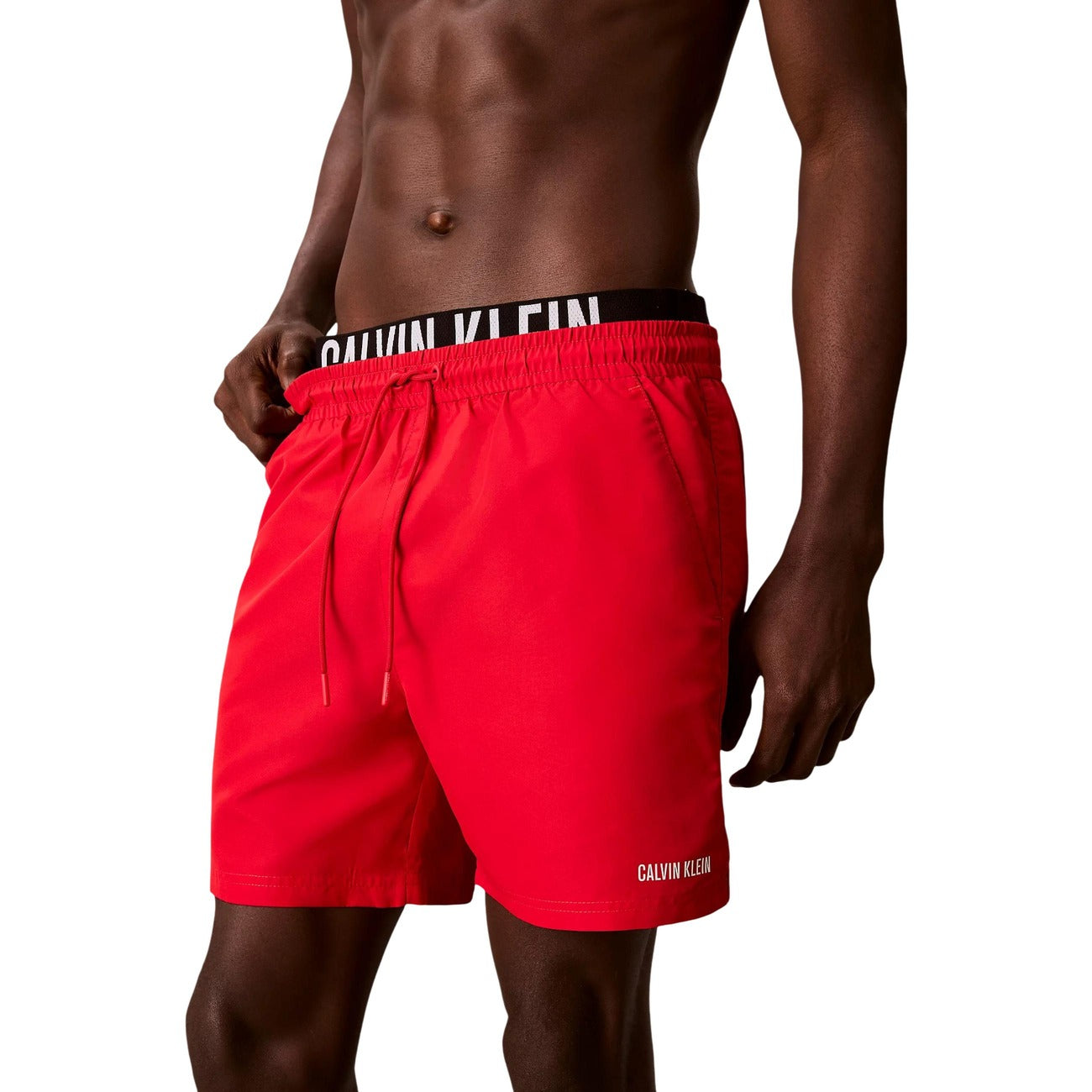 Costume Boxer Uomo Intense Power; Vita Doppia. Tessuto tecnico quick-dry, logo Calvin Klein in grassetto sulla fascia elastica. Taglio corto, vestibilità atletica e moderna. Colore rosso 