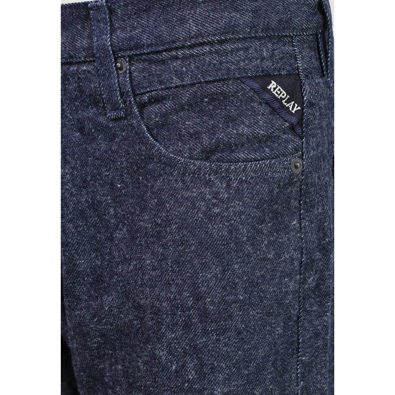 Jeans Replay uomo blu modello M1075 .000.126 20E. Pantaloni in denim di cotone 12 oz blu lavaggio woolly blue, vestibilità regolare dritta e comoda a 5 tasche con zip, jeans casual maschili per tutte le stagioni.