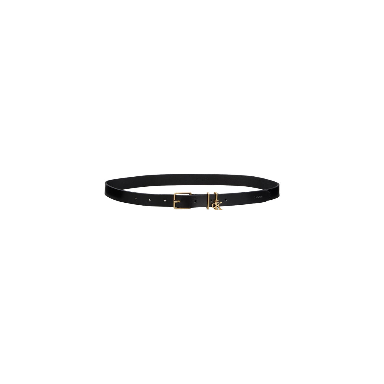 Cintura Sottile Pelle Calvin Klein Charm; Nero. 100% Vera pelle, fibbia e passanti dorati con charm monogramma CK. Larghezza sottile, stile sofisticato e moderno per ogni stagione. Vista frontale chiusa 