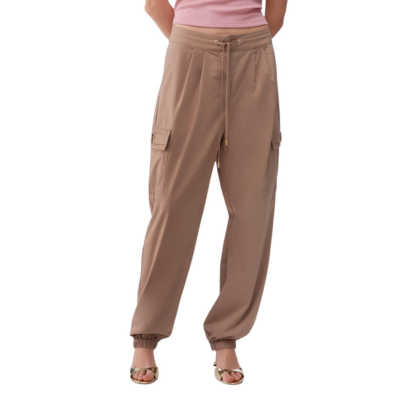 Liu-Jo ECS Pantaloni beige Regular; pantalone lungo con coulisse e fondo elastico. Dettaglio pince e tasche con patta, comfort stretch per un look dinamico e trendy. Vista frontale 