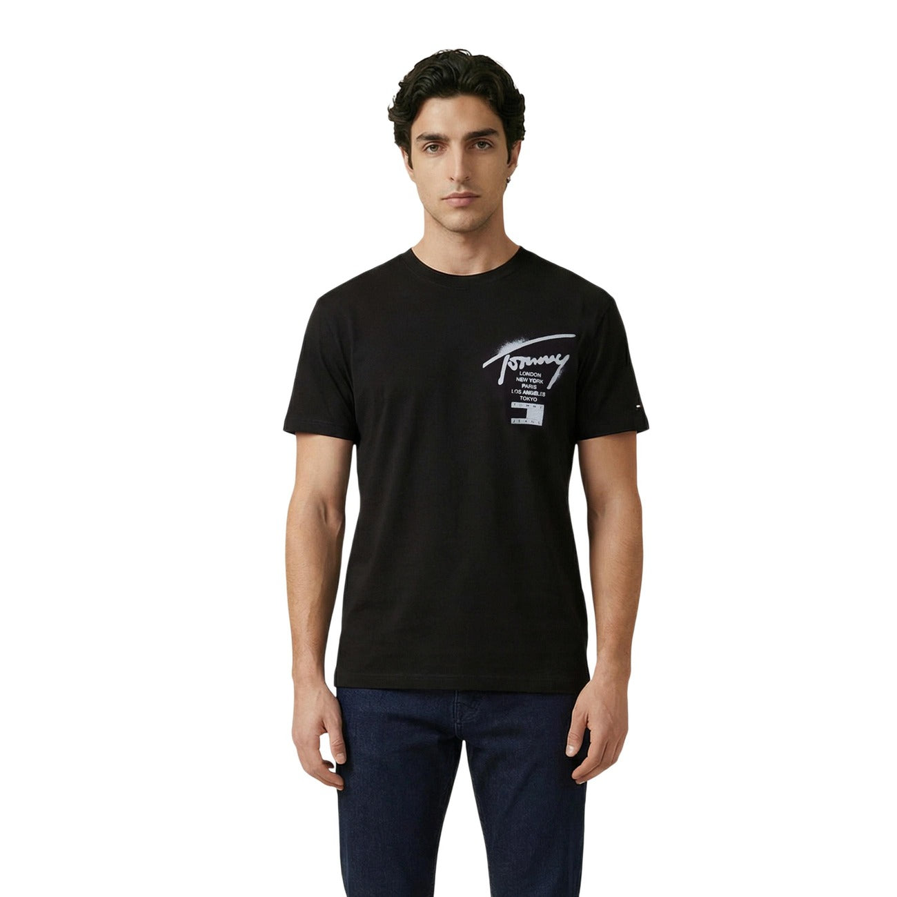 T-shirt Tommy Jeans Spray Signature a manica corta di colore nero. 