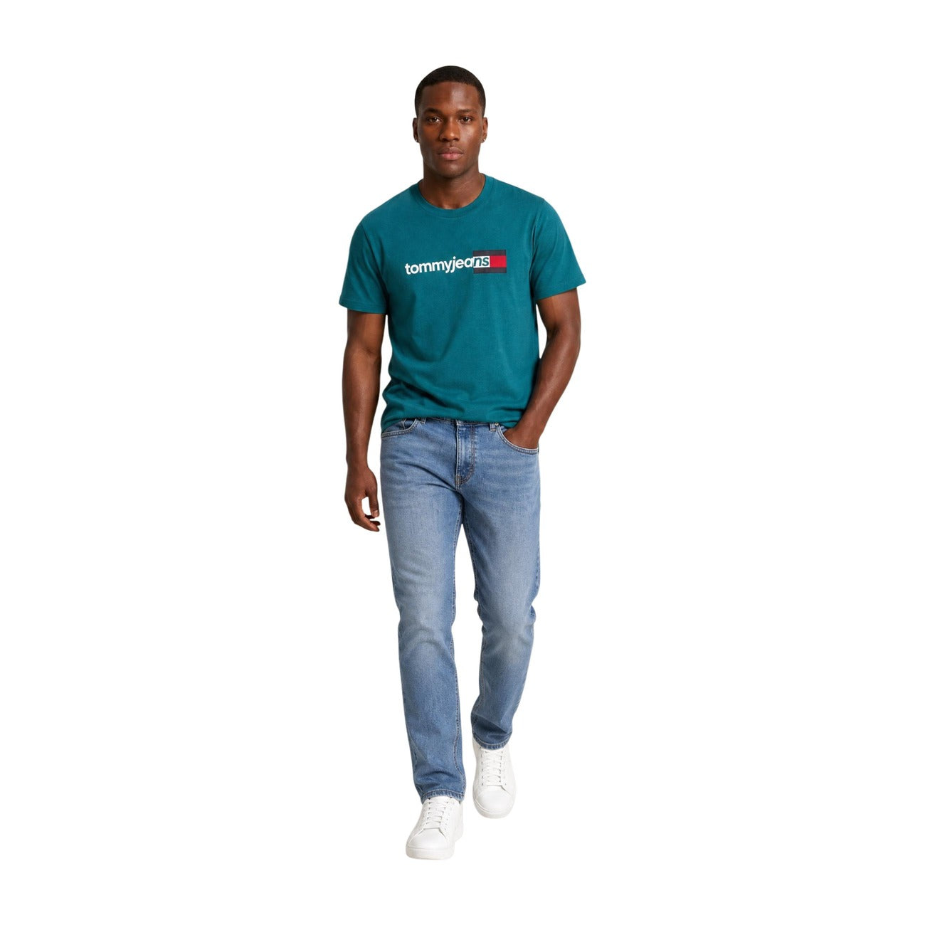 T-shirt Verde Tommy Jeans; Logo Print. 100% Cotone Rigenerato. Vestibilità regolare, traspirante e sostenibile. Il basic immancabile del guardaroba maschile. Vista frontale Figura intera 