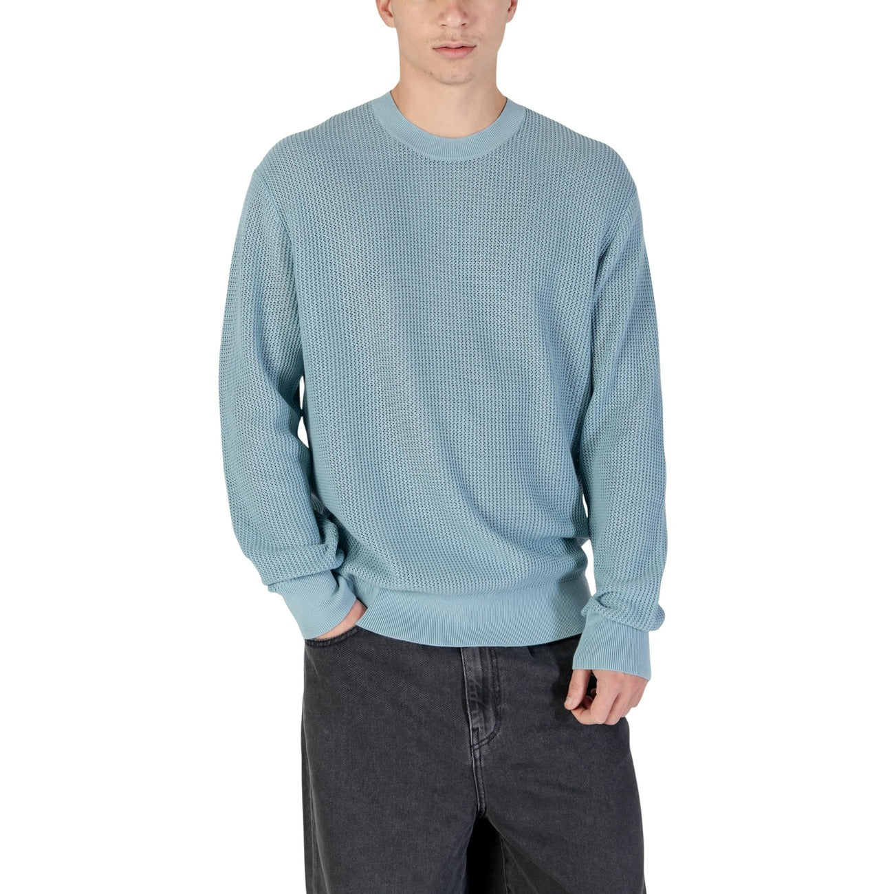 Maglione CK Jeans Cotton Mesh; Blu azzurro. 100% Cotone con poliestere riciclato. Lavorazione a rete, girocollo, traspirante e confortevole. Design moderno e sostenibile. Vista frontale 