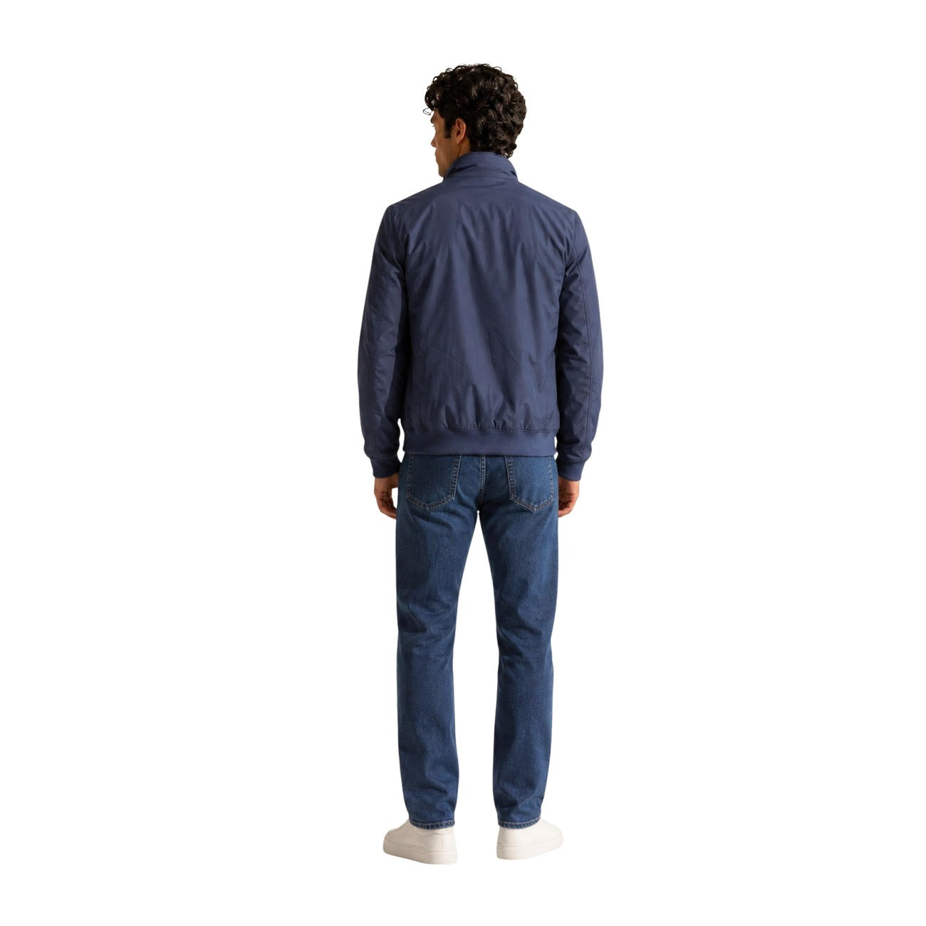 Giacca K-Way Arsene uomo blu K4157DW impermeabile. Giambotto corto urbano in misto cotone antipioggia con membrana isolante, resistenza acqua 8000 mm, zip con bottone a pressione e polsini a coste, abbigliamento autunno inverno.