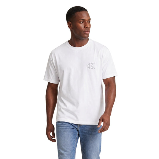 T-shirt Bianco Calvin Klein; Logo Goffrato in rilievo. 100% Jersey di Cotone. Vestibilità regolare, girocollo a costine, morbidezza premium. Stile minimalista e ricercato.  Frontale 