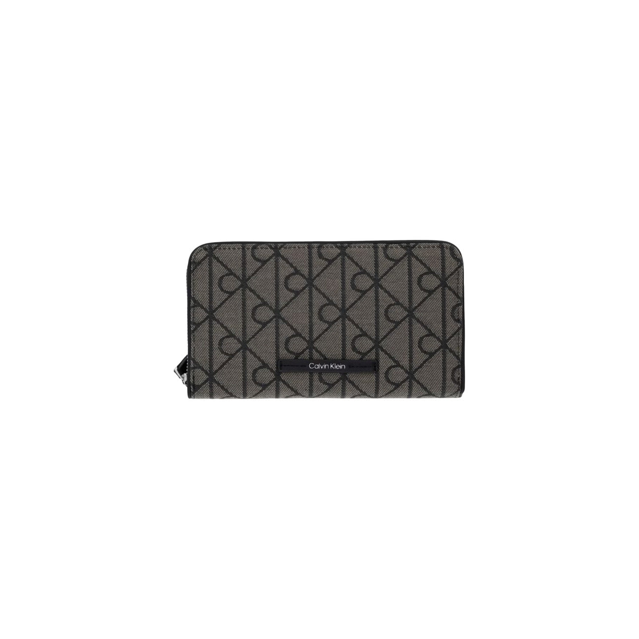 Portafoglio Porta Passaporto Donna Calvin Klein; Nero. Esterno in twill jacquard, interni in similpelle, chiusura con zip-around e blocco RFID antifrode. Scomparti interni per tessere, monete e biglietti aerei. Dimensioni: 19x11 cm. Vista frontale 