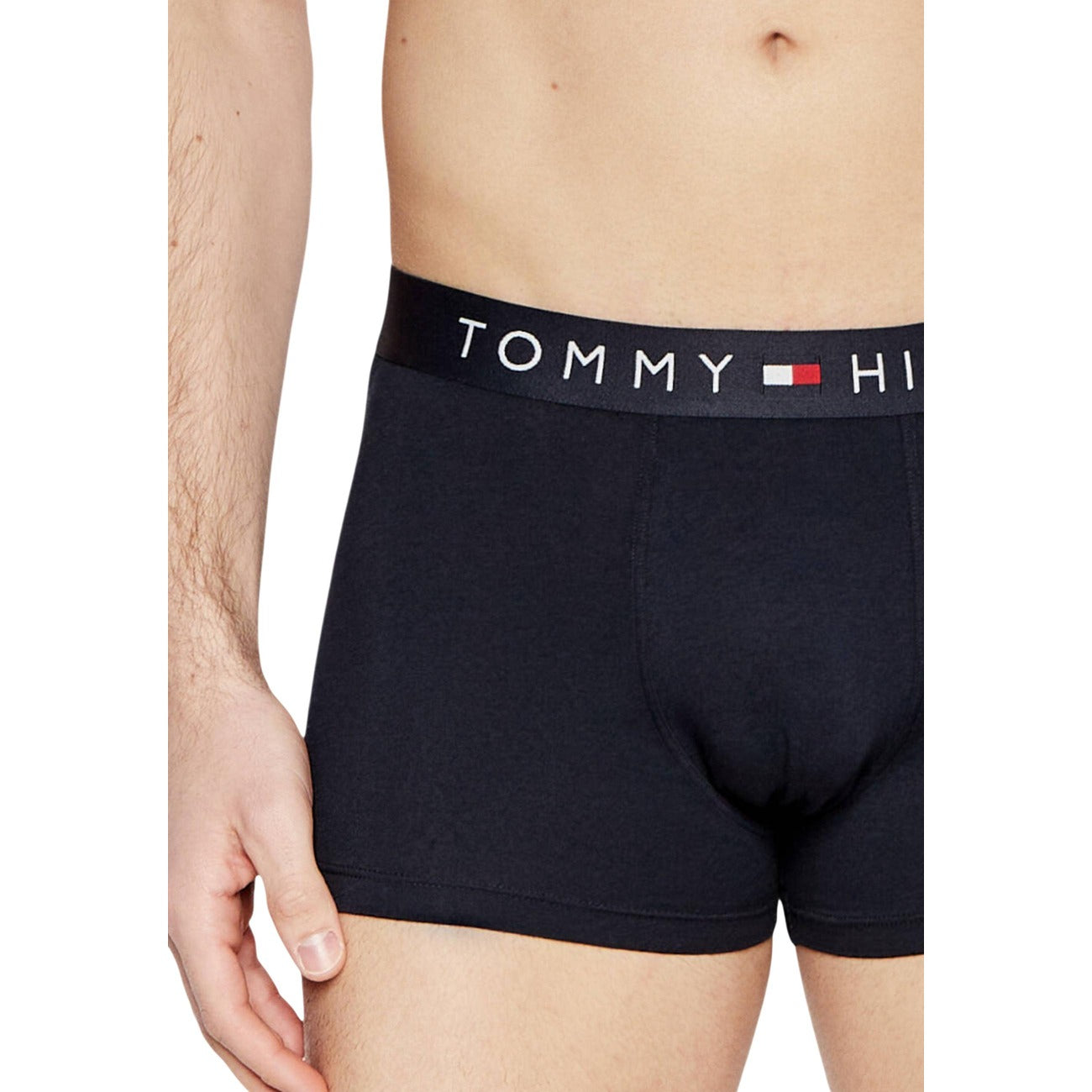 Pack 3 Boxer Trunk Tommy Hilfiger; Nero. 95% Cotone Organico e 5% Elastam. Fascia elastica con logo iconico, vestibilità aderente, tessuto stretch ecosostenibile. Supporto e traspirabilità premium.