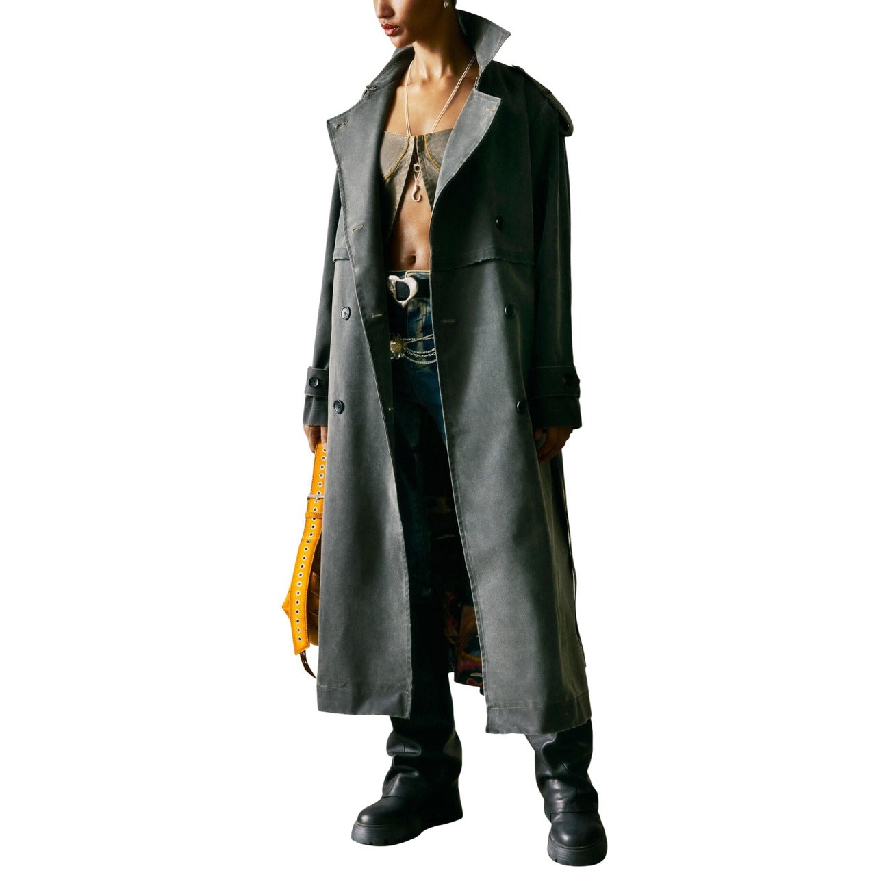 Cappotto Desigual donna grigio con bottoni bavero manica lunga 100% poliuretano - vista frontale indossato da modello
