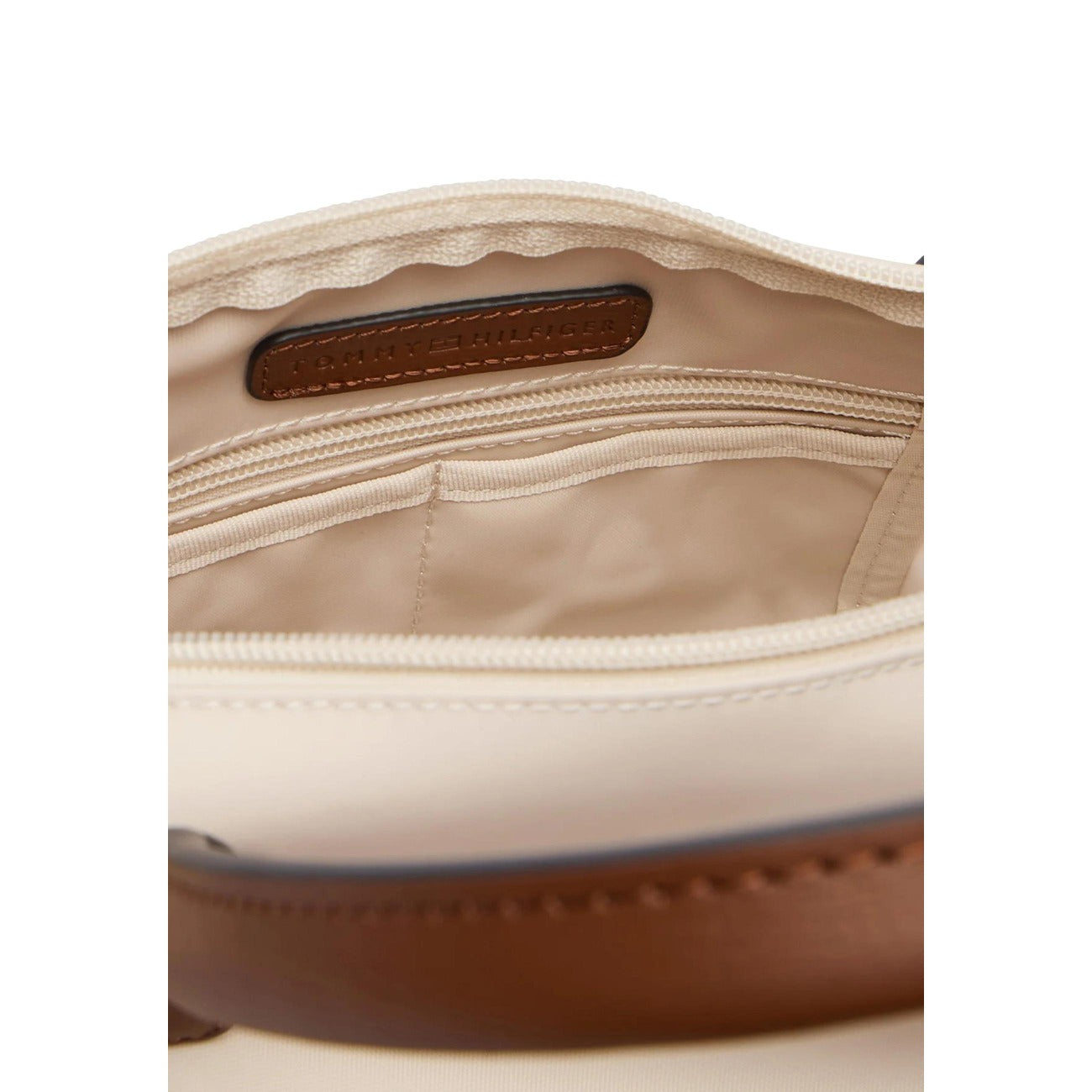 Borsa Tommy Hilfiger Nylon Monogram Tote; Chiusura con zip, tracolla rimovibile, placchetta TH dorata. Materiale leggero e resistente, capienza 7 l. Design iconico e funzionale. Colore bianco 