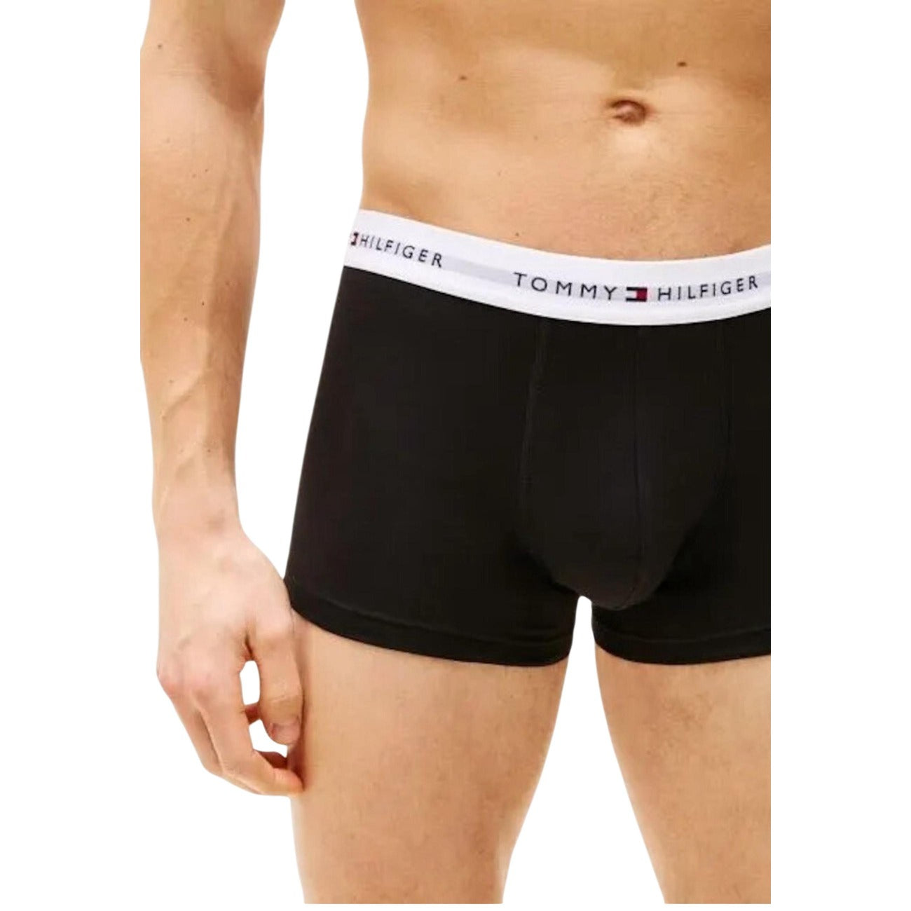 Pack 3 Boxer Trunk Tommy Hilfiger; Nero + Stampa Geometrica. 95% Cotone Rigenerato, fascia elastica con logo tricolore, vestibilità aderente. Traspiranti, sostenibili e dal design moderno. Vista frontale 